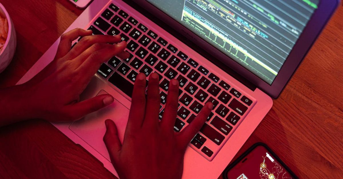 Mand arbejder med datasikkerhed på laptop
